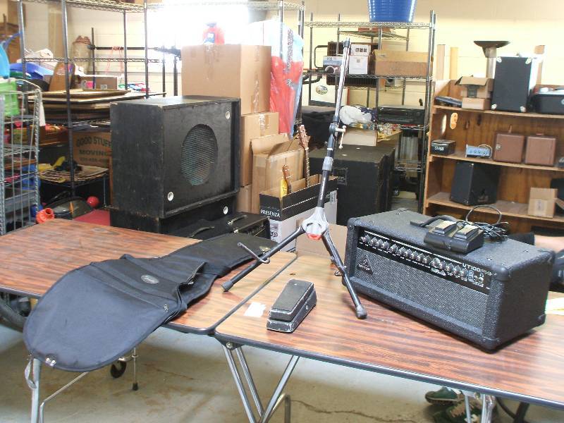 lot 323 image: ELECTRIC GUITAR ACCESSORIES
