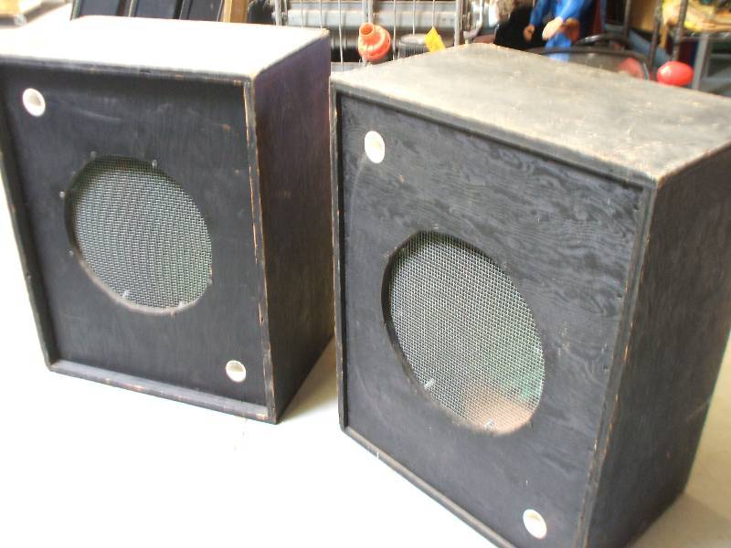 lot 333 image: EMPTY SPEAKER CABINETS