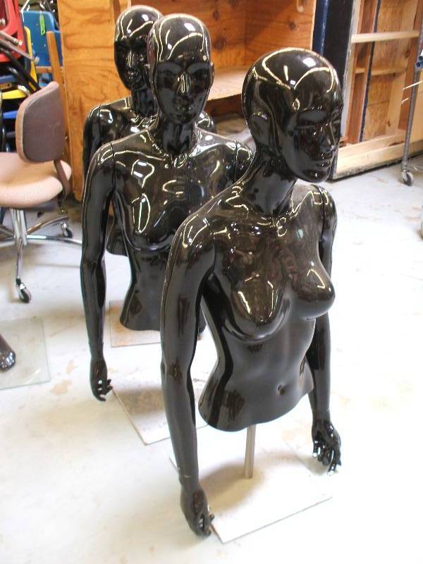 lot 336 image: FEMALE MANNEQUINS