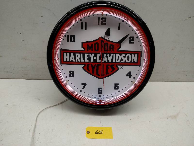 lot 65 image: 20 Harley Davidson Lighted Clock