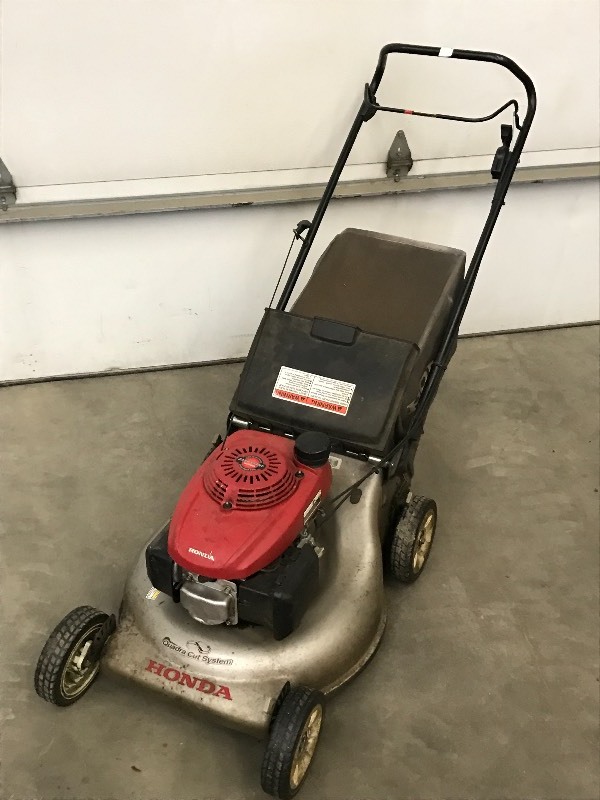 lot 8 image: Honda 21 Push Mower