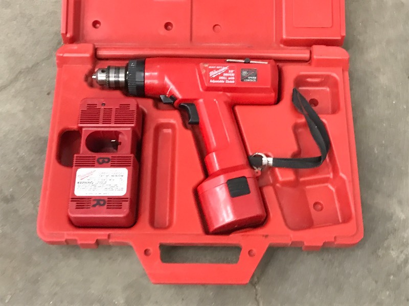 lot 10 image: Milwaukee Cordless Drill Set