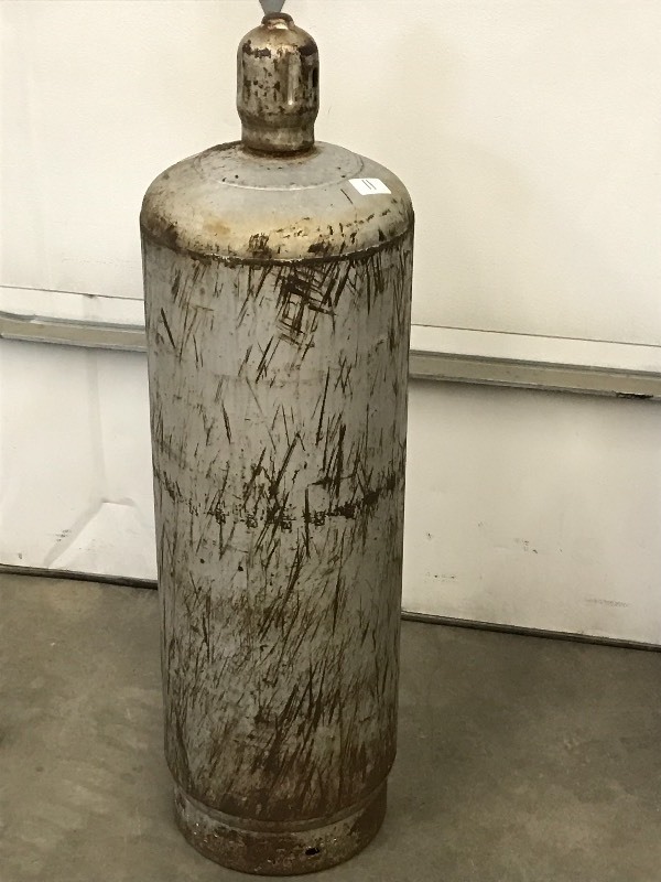 lot 11 image: 100# LP Tank