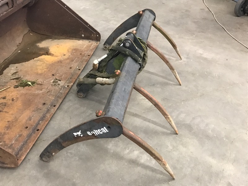 lot 3 image: 60 Skid Loader Bucket With Grapple Arm