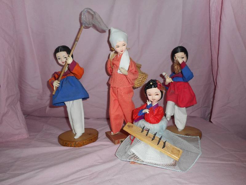 lot 3 image: Vintage Lot of  Korean Dolls