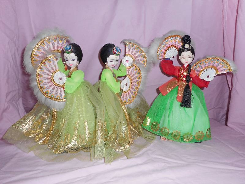 lot 5 image: Vintage Lot of Korean Dancers