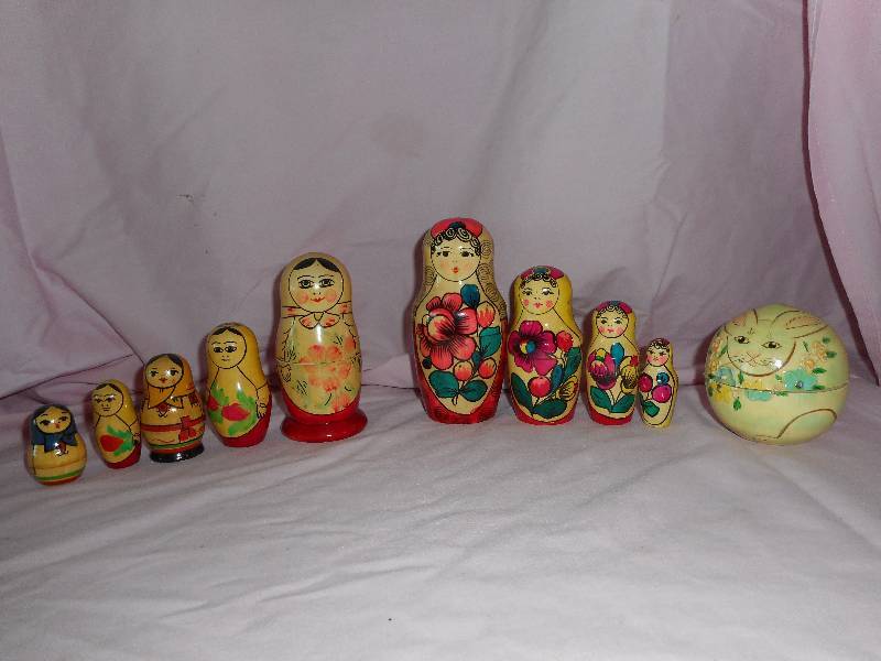 lot 10 image: Vintage set of Two Nesting Dolls