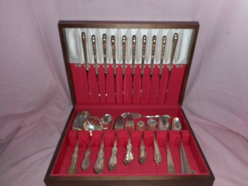 lot 18 image: 1847 Rogers Flatware