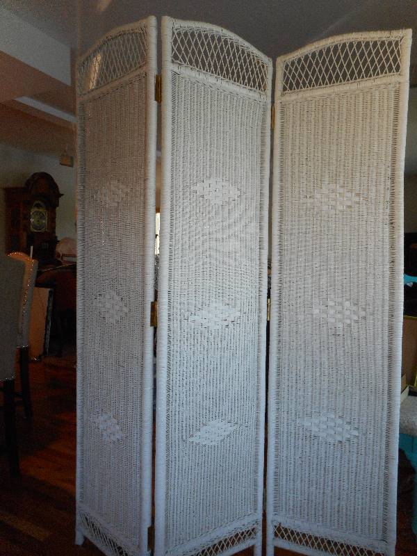 lot 26 image: White Painted Wicker Room Folding Room Divider