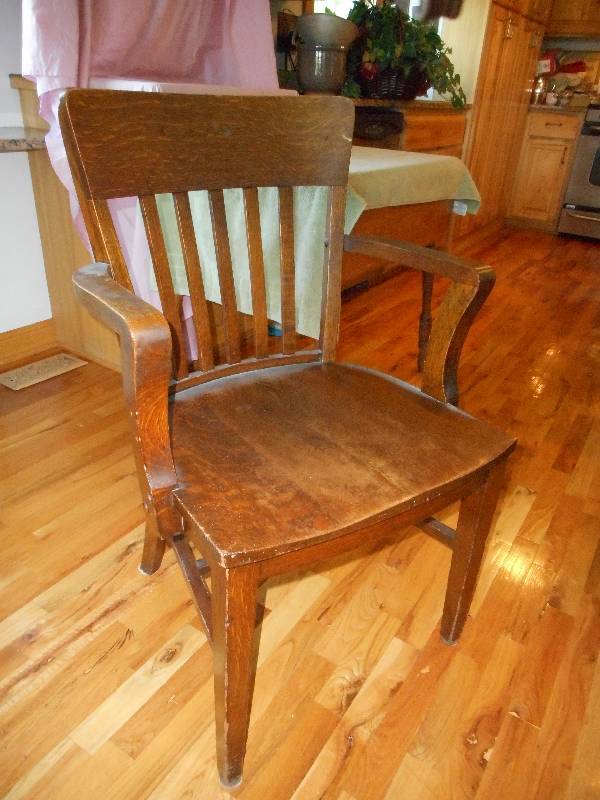 lot 27 image: Antique Oak Arm Chair