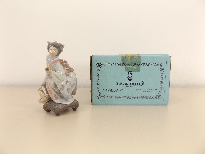 lot 11 image: Retired LLADRO No. 1448 Japonesita En Cuclillas with Original Box