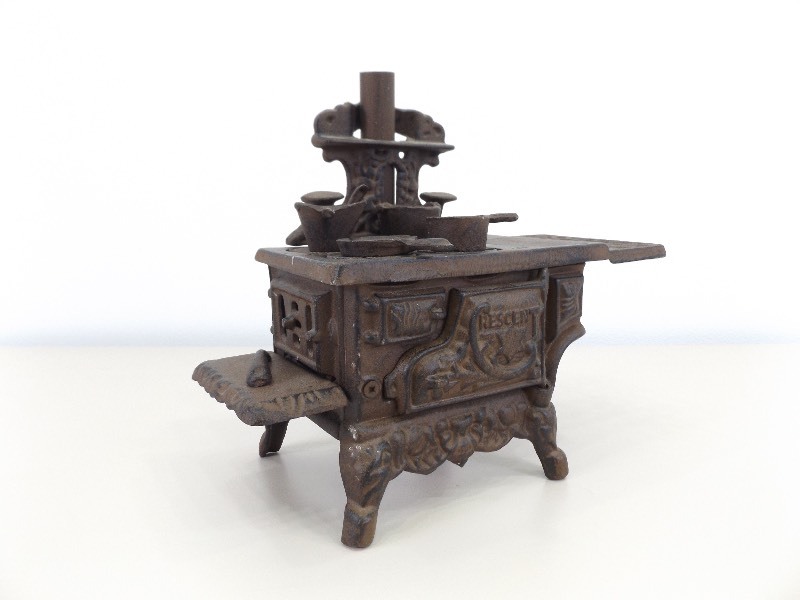 lot 13 image: Vintage Crescent Salesman Sample Cast Iron Stove