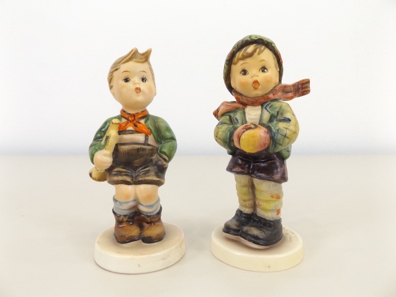 lot 33 image: 2 Vintage Goebel Hummel Figurines #s 97 Trumpet Boy and 421 Its Cold