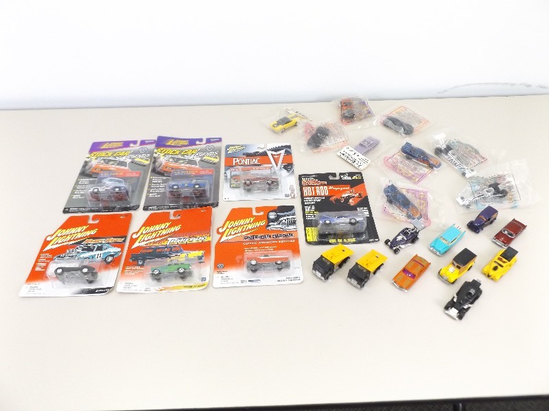 lot 40 image: Lot of Hot Wheels, Johnny Lightning, Racing Champions, etc. New and Loose