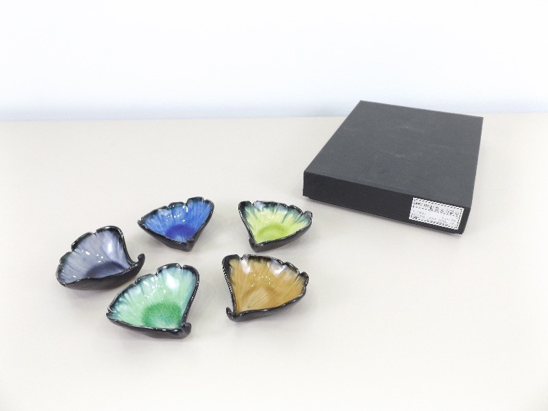 lot 47 image: NEW 5 Piece North American Trading Co. Gingko Leaf Bowl Set in Box