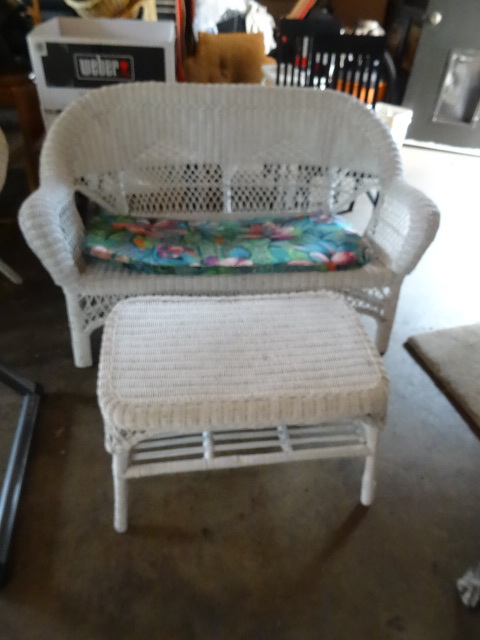 lot 6 image: 2 Person Wicker Bench.