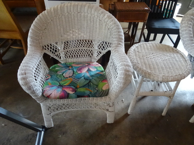 lot 7 image: Wicker Chair