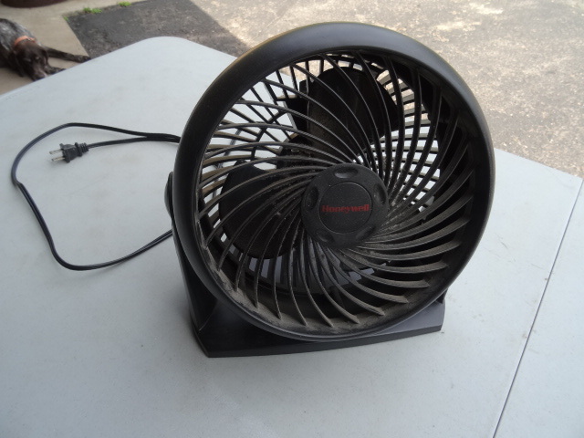 lot 46 image: Honeywell Portable Fan