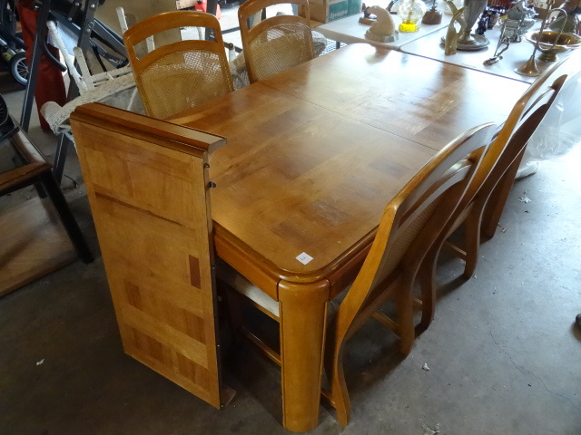 lot 62 image: Oak Wood Kitchen Table With 1 Leaf,