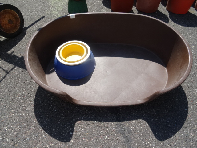 lot 85 image: Dog Dishes Dog Bed Crate
