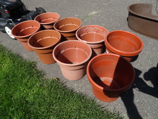 lot 87 image: 8 Large Flower Pots