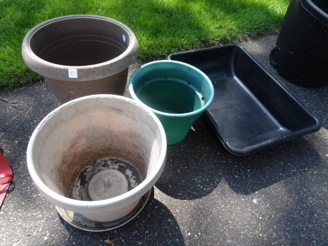 lot 91 image: 3 Flower Pots and Mixing Tray