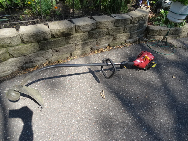 lot 98 image: Homelite 26cc Gas Weed Whip