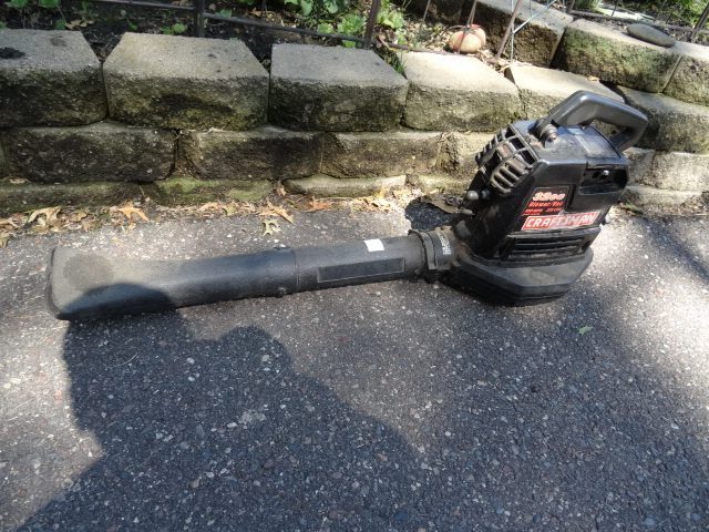 lot 99 image: Sears Craftsman 32cc Blower Vac.