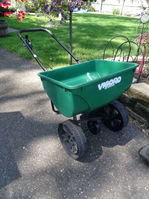 lot 100 image: Vigoro Fertilizer Spreader