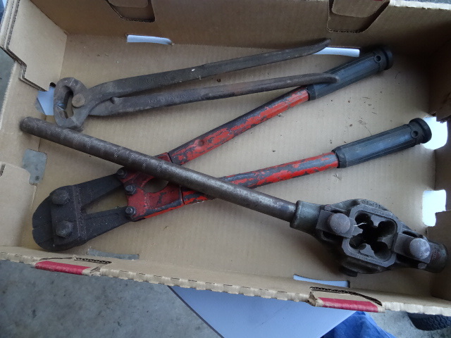 lot 121 image: Pipe Threader, Pinchers and Bolt Cutters