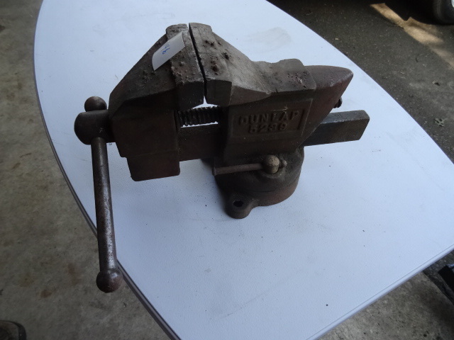 lot 146 image: Dunlap 5239  3 12 Bench Vise