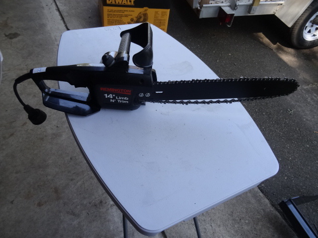 lot 147 image: Remington 14 Electric Chain Saw
