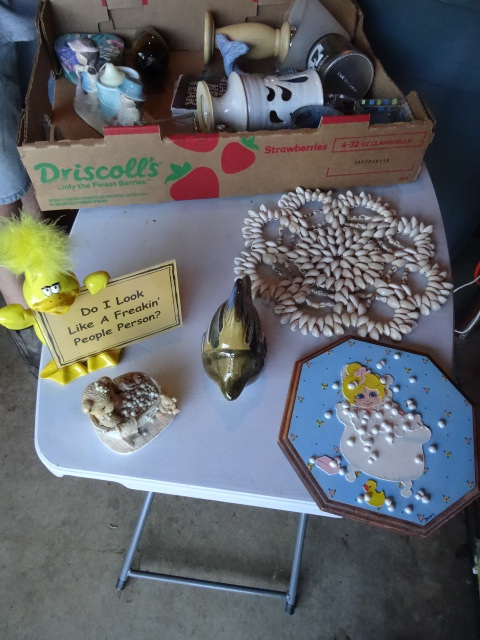 lot 184 image: Box Of Misc Home Dcor