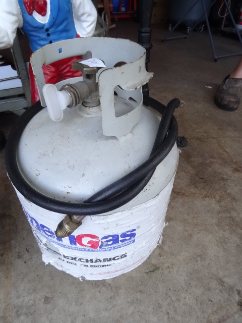lot 201 image: New Style 20 Lb. LP Tank With Hose