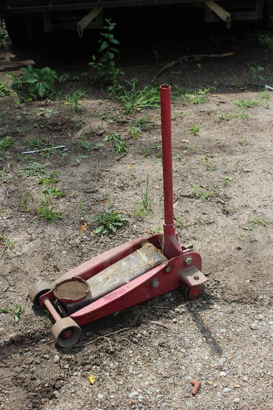lot 33 image: Powerbuilt 3-Ton Floor Jack