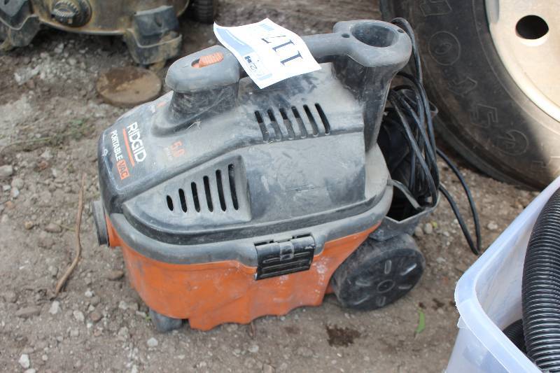 lot 117 image: Rigid 4-Gallon 5.0 hp Wet Dry Portable Vac