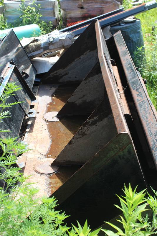 lot 6 image: 8ft. Bucket Attachment