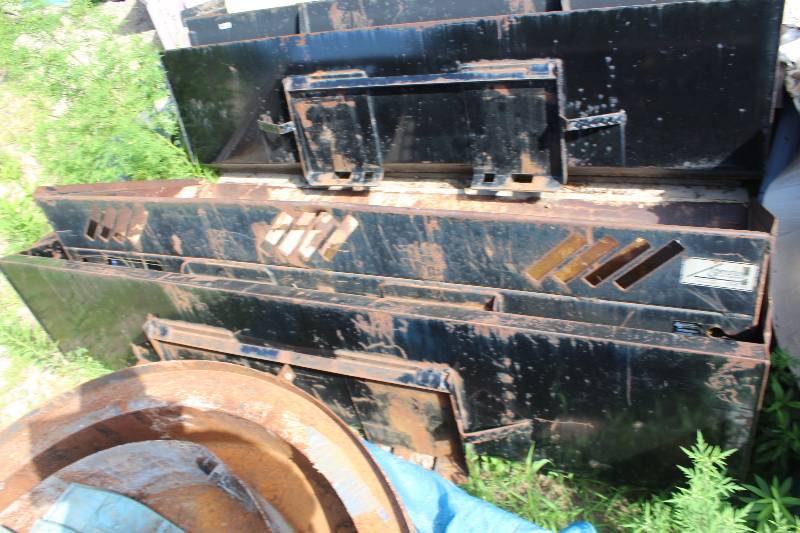 lot 7 image: 9ft. Bucket Attachement