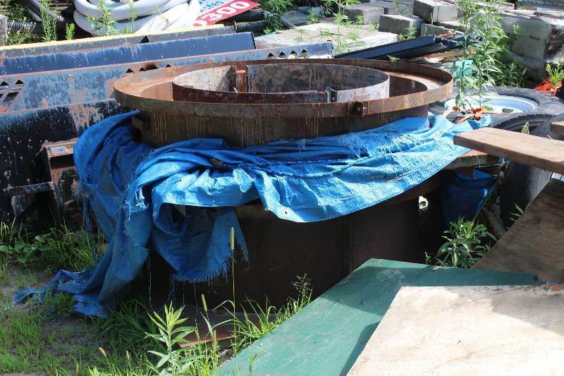 lot 8 image: Cement Table Stand