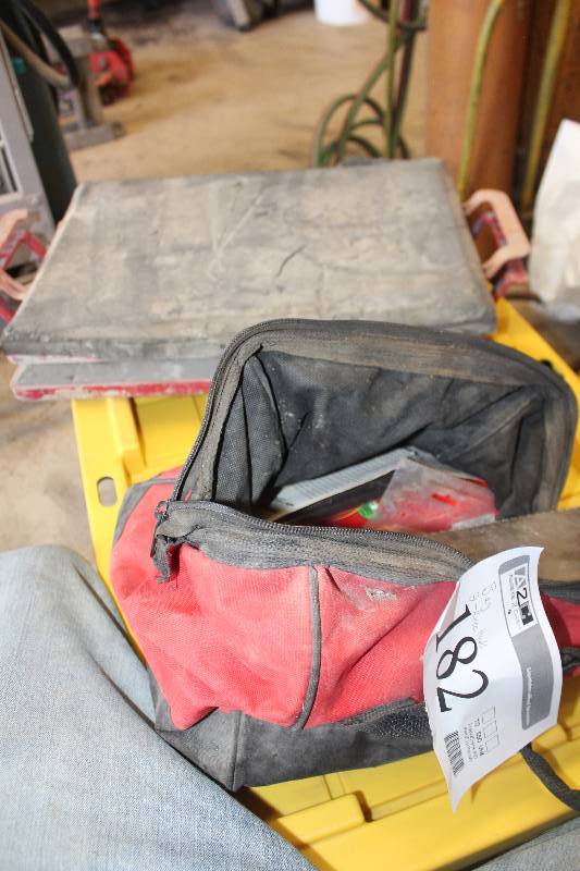 lot 182 image: Bags, 2-Knee Pads