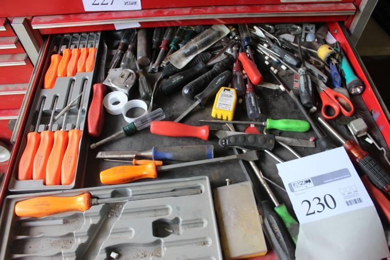 lot 230 image: Screwdrivers, Chisels, Hand Tools