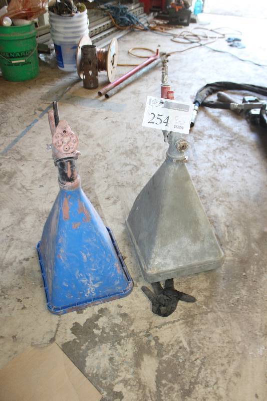 lot 254 image: Lot of (2) Paint Gun Sprayer w Hoppers