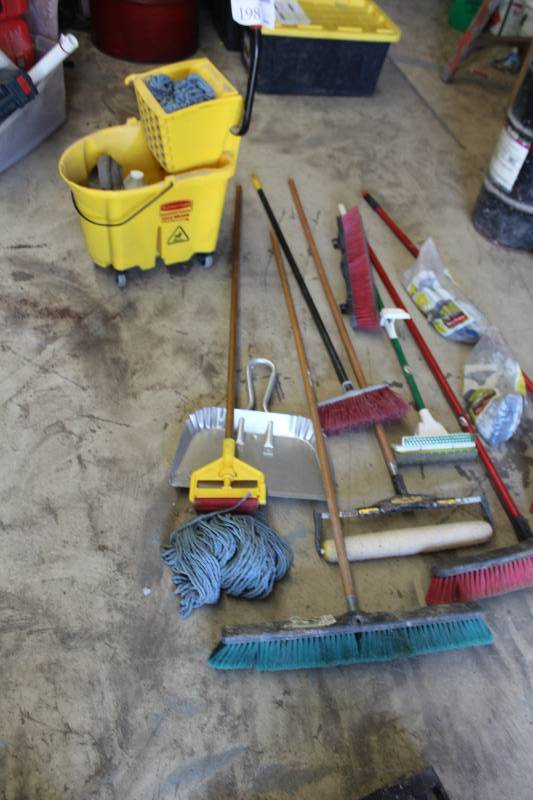 lot 198 image: Lot of (13) Cleaning Supplies
