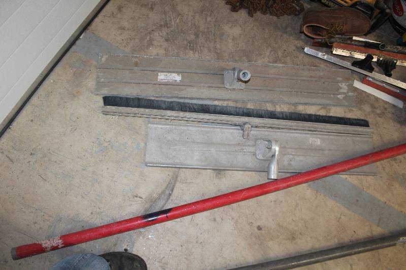 lot 289 image: Lot of (4) Concrete Trowels, Poles Includes 3) Trowels, 1) Extension Pole