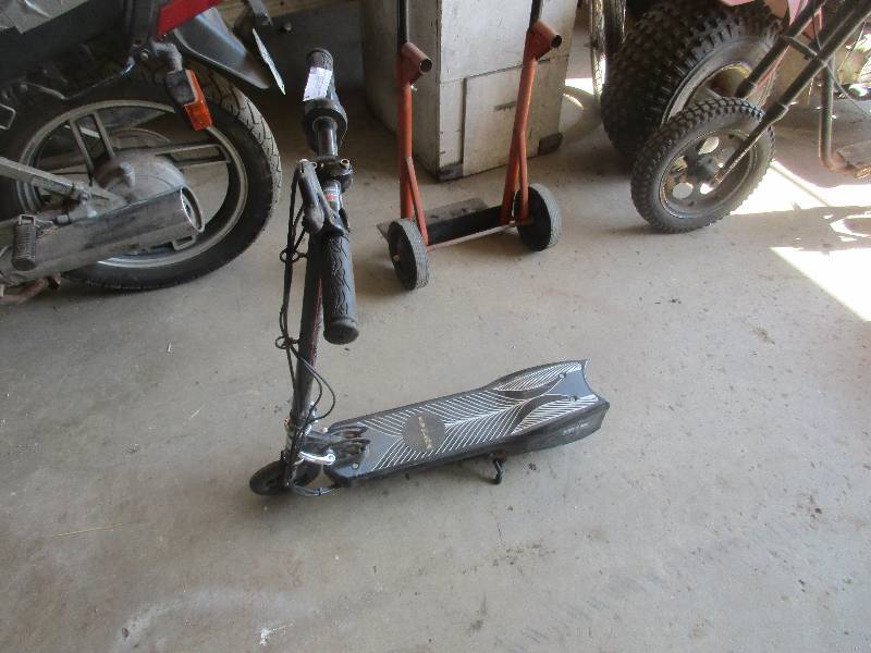 lot 3 image: Izip scooter