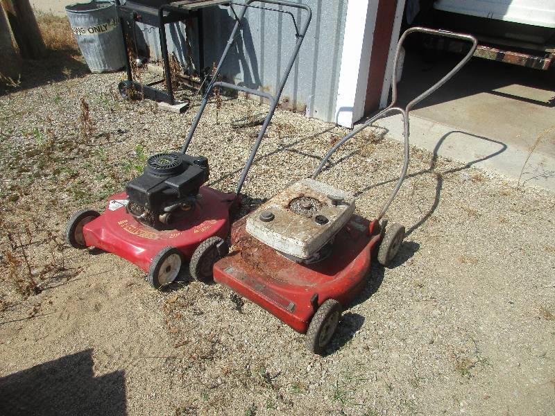 lot 17 image: Push mowers