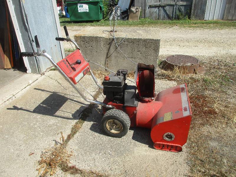 lot 20 image: MTD Snowblower