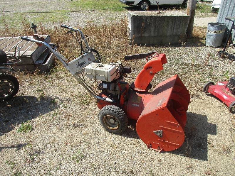 lot 24 image: Snowblower