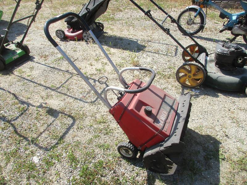 lot 30 image: Toro Snowblower