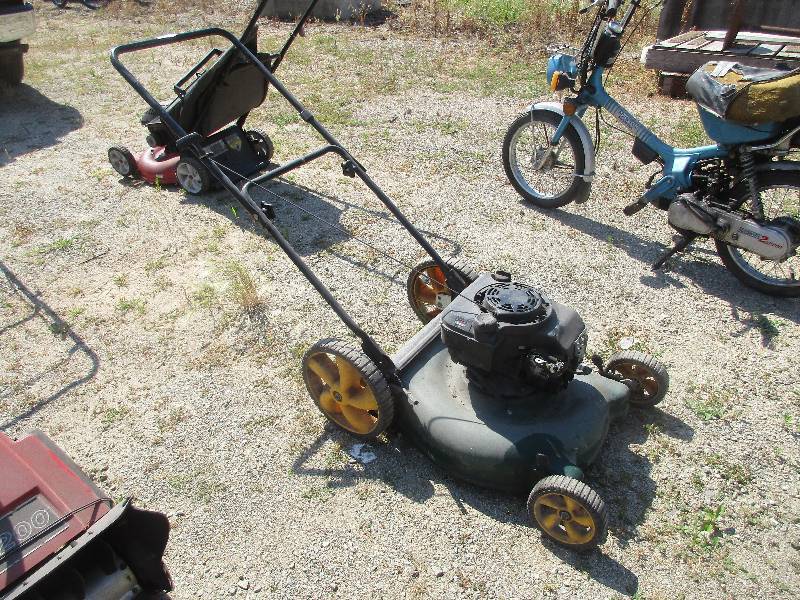 lot 31 image: Yardman Snowblower